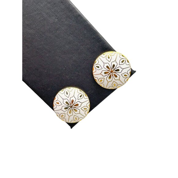 Vintage Elegant White Enamel Floral Stud Earrings Round Pierced Flower Jewelry - Picture 1 of 7